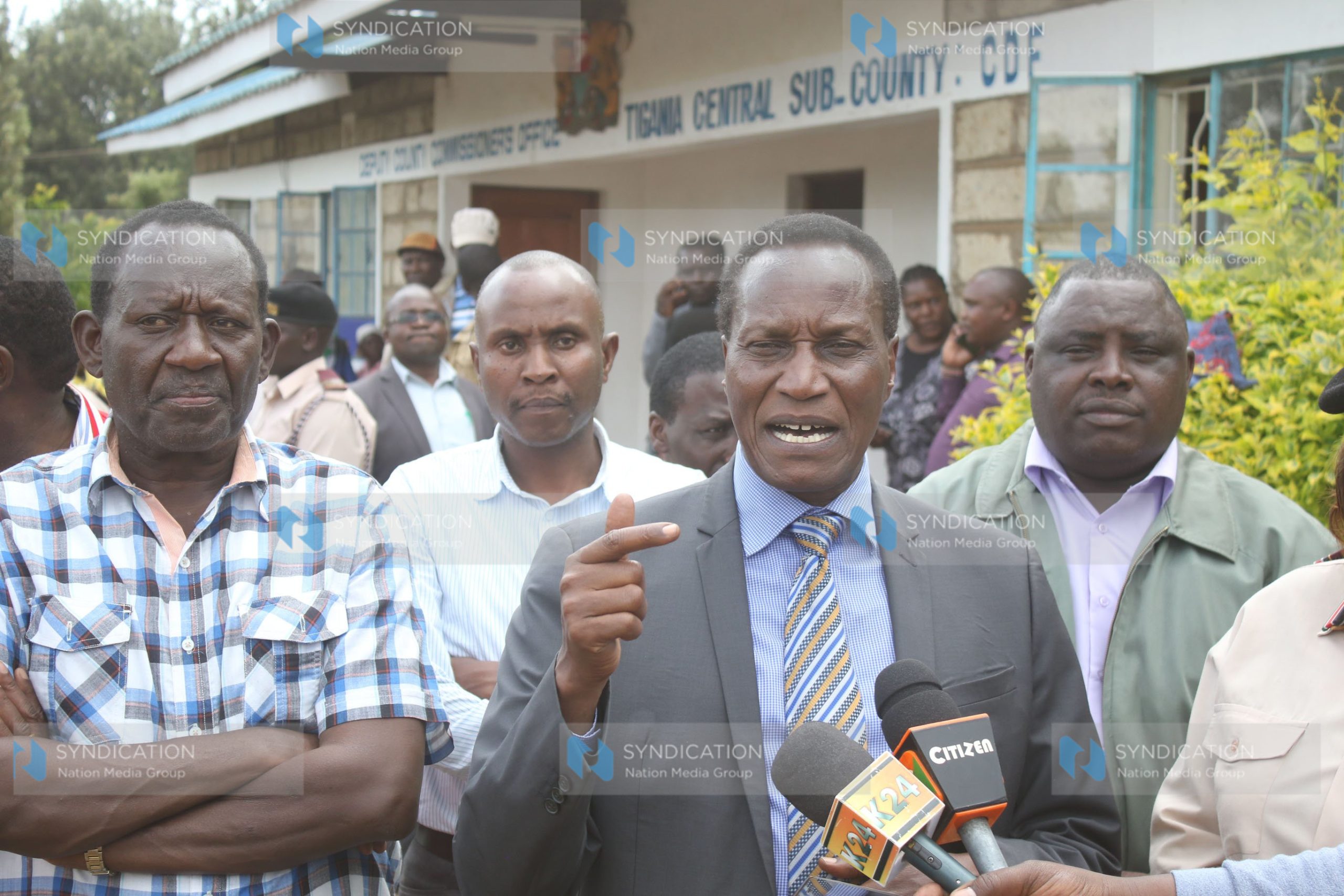 Lands Cabinet Secretary Jacob Kaimenyi, area MP Mpuru Aburi and Meru North Lands Registry Registrar Daniel Kamanja