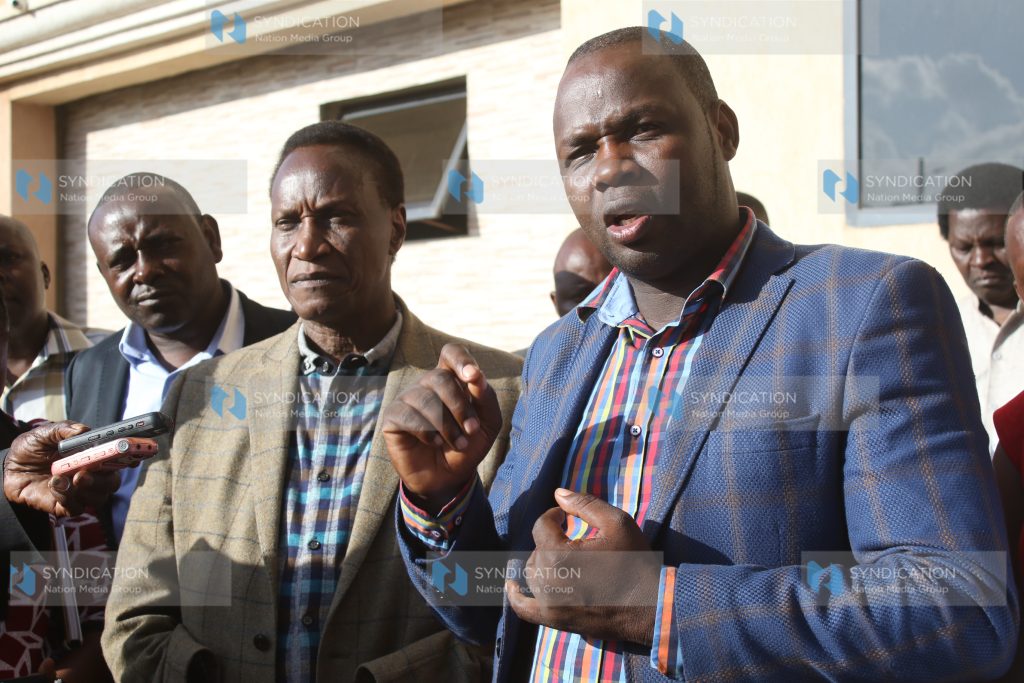 Mt Kenya Youth Caucus Chairman Linford Mutembei flanked by Lands Cabinet Secretary Jacob Kaimenyi