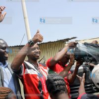 Boniface Mwangi, Starehe MP aspirant, with youth at Mukuru kwa Reuben