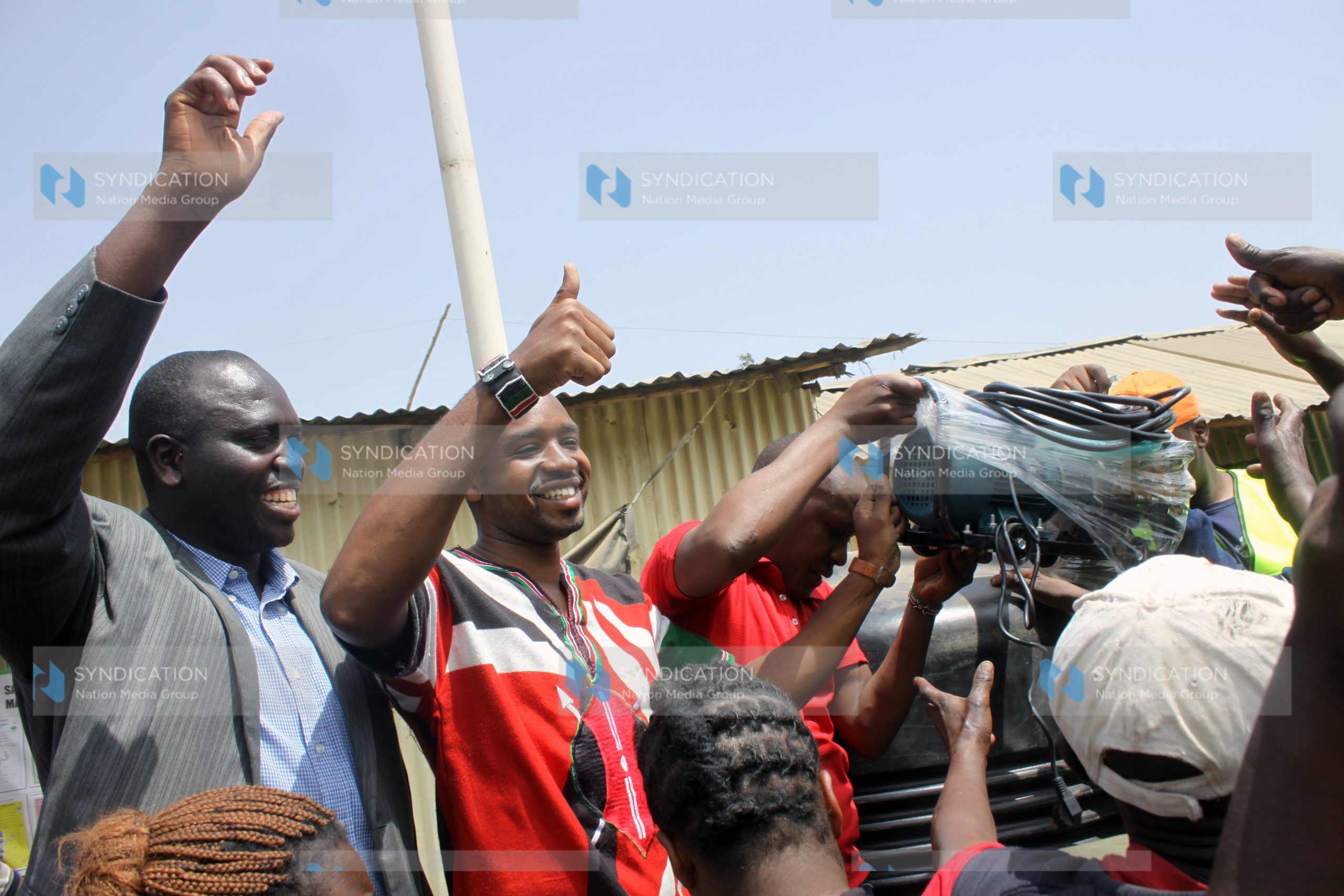 Boniface Mwangi, Starehe MP aspirant, with youth at Mukuru kwa Reuben