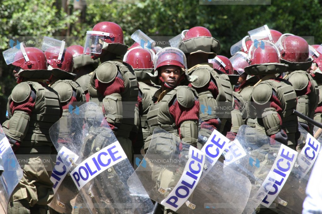Riot police gear up in Nairobi January 3, 2008