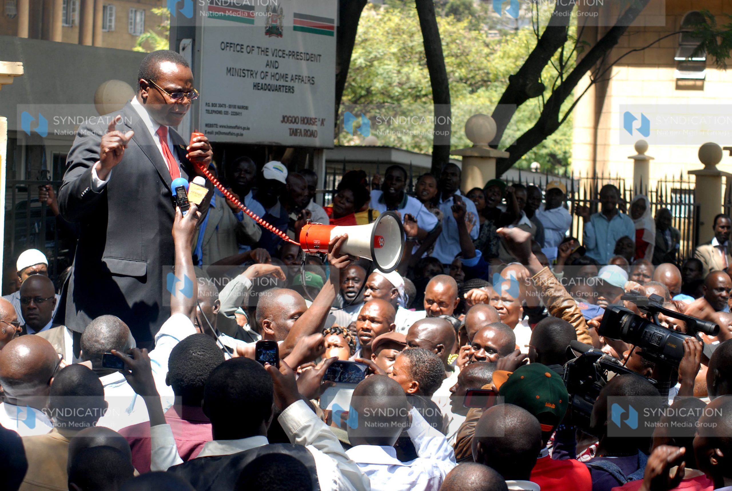 Paul Otuoma addresses City Council of Nairobi workers outside Jogoo house