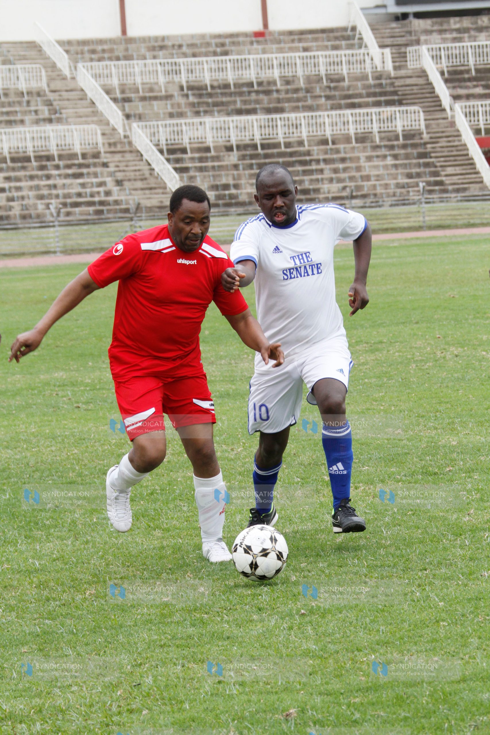 Joe Mutambu (left) vies for the ball against Senate team member Kipchumba Murkomen