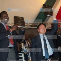 Davis Chirchir and Fenxi Mining Vice President Yang Wusheng exchange the coal mining contract documents