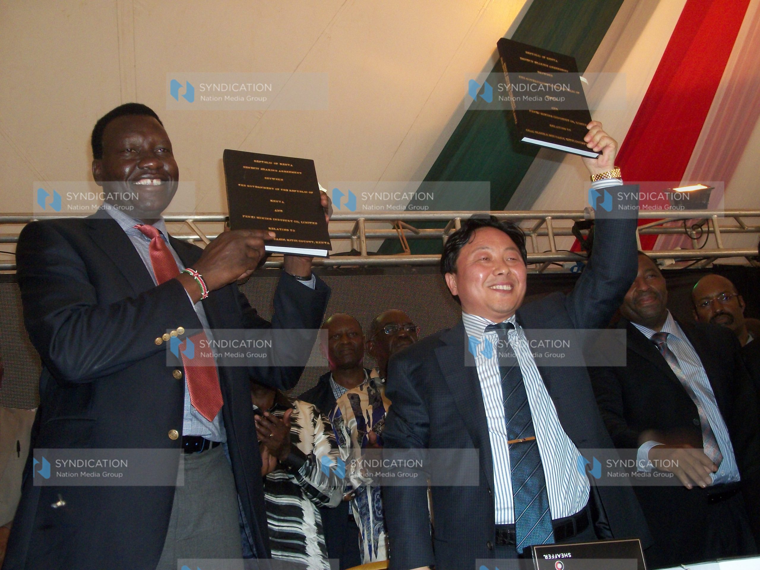 Davis Chirchir and Fenxi Mining Vice President Yang Wusheng exchange the coal mining contract documents
