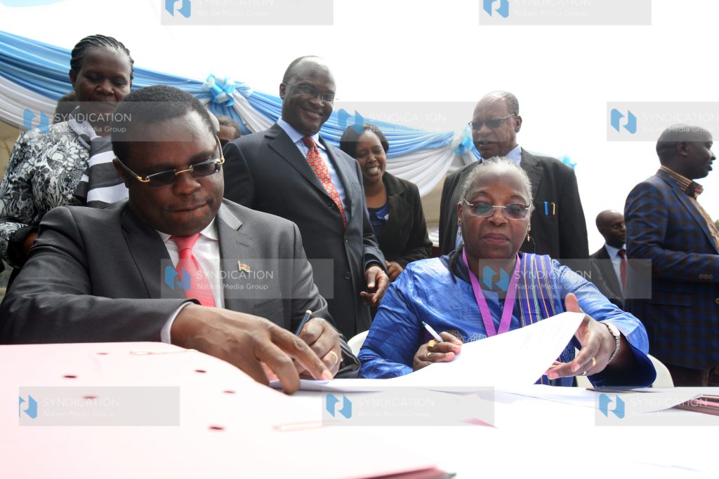 Dr. Custodia Mandlhate sign partnership documents at the Ministry of health offices