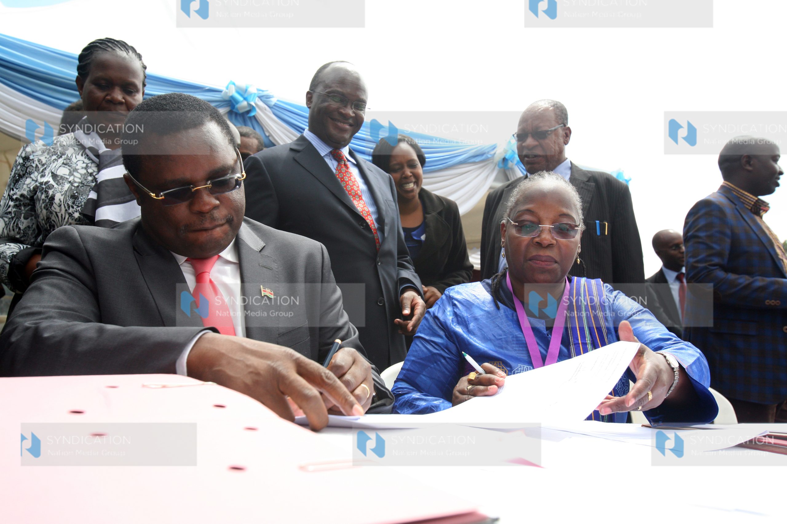 Dr. Custodia Mandlhate sign partnership documents at the Ministry of health offices