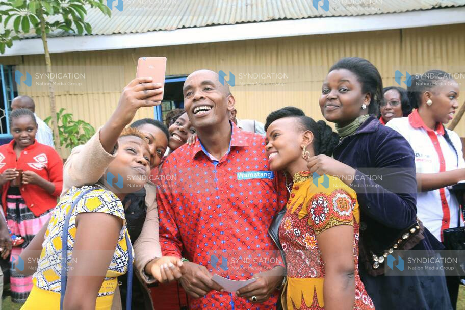 Kiambu Senator Kimani Wamatangi takes a selfie with youth from Mangu in Gatundu North