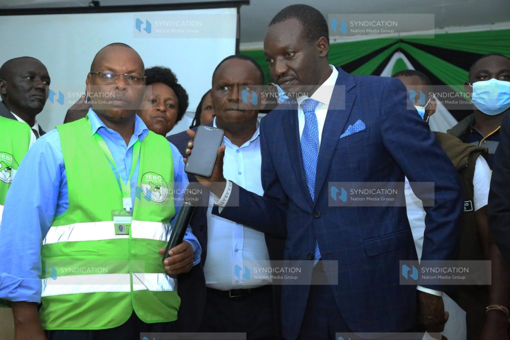 Outgoing Kisii Governor James Ongwae places a call to congratulate Simba Arati, the Kisii Governor