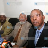 Minister for Justice and Constitutional Affairs Mutula Kilonzo with Supkem Chairman Abdul-Ghafur El-Busaidy and the council Secretary General Adan Wachu