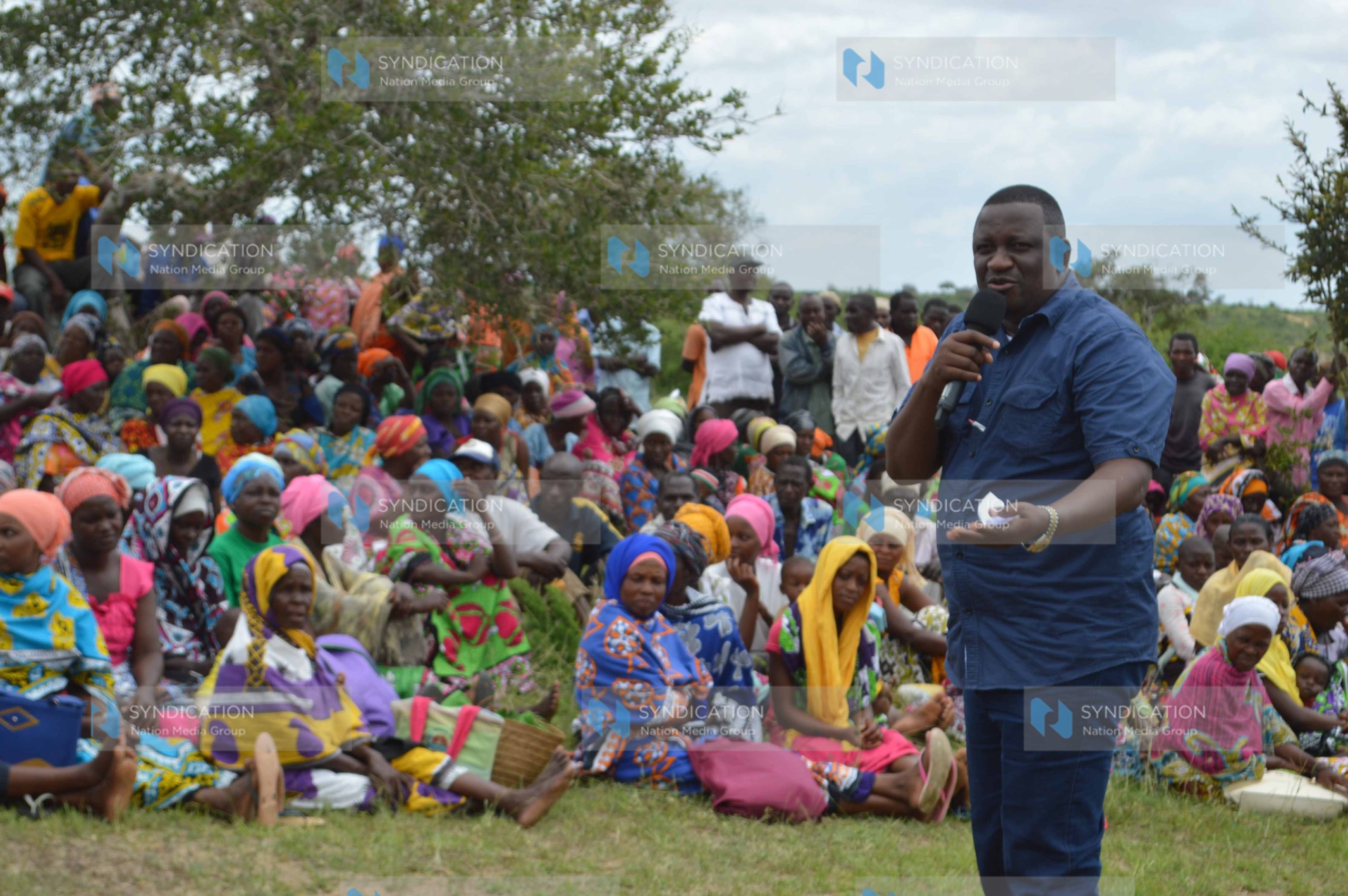 Kwale Governor Salim Mvurya addressing residents Kibandawongo village