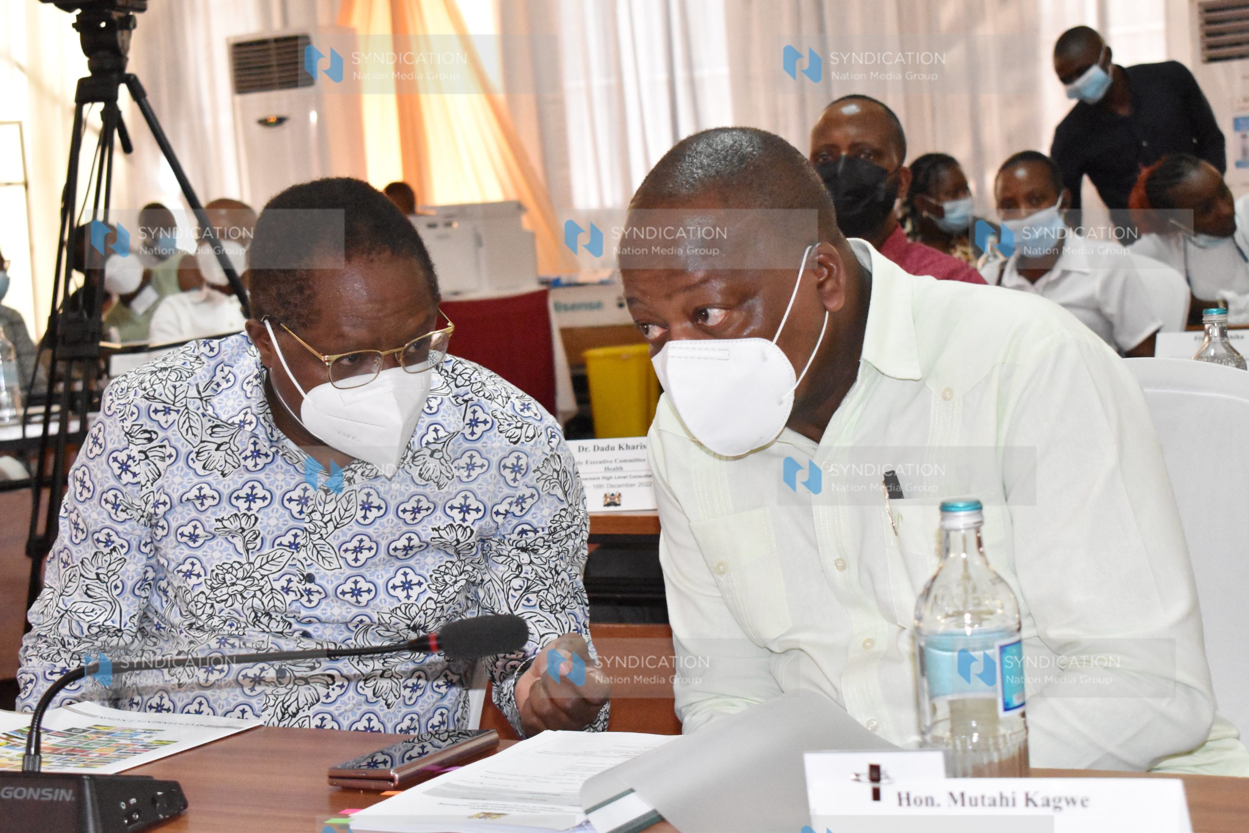 Council of Governors Chairman Martin Wambora speaks with Ministry of Health Cabinet Secretary Mutahi Kagwe