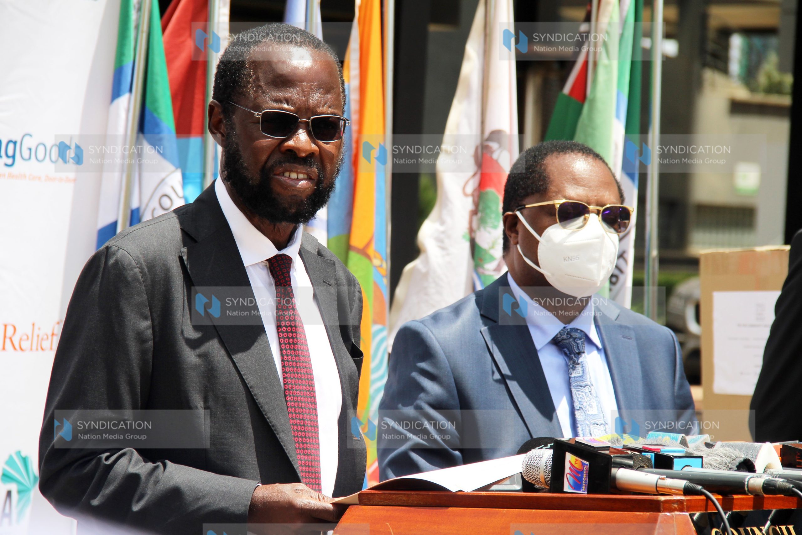 Council of Governors Health Committee Chair Anyang’ Nyong’o (left) and CoG Chairman Martin Wambora brief the media