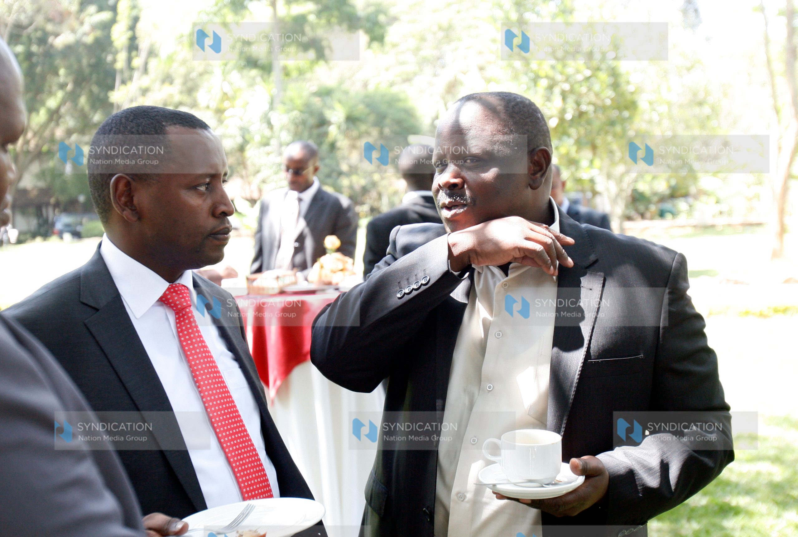 Council of Governors Chairperson Isaac Ruto (right)