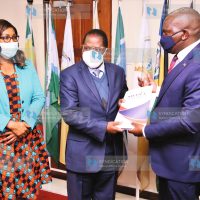 Media Council of Kenya CEO David Omwoyo, Council of Governors Chairman and Embu Governor Martin Wambora