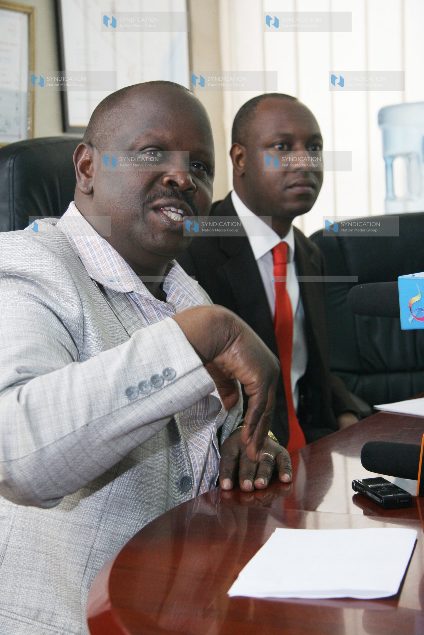 Council of Governors Chair Isaac Ruto (left) addresses a press conference