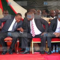 Governor Isaac Ruto converses with President Uhuru Kenyatta