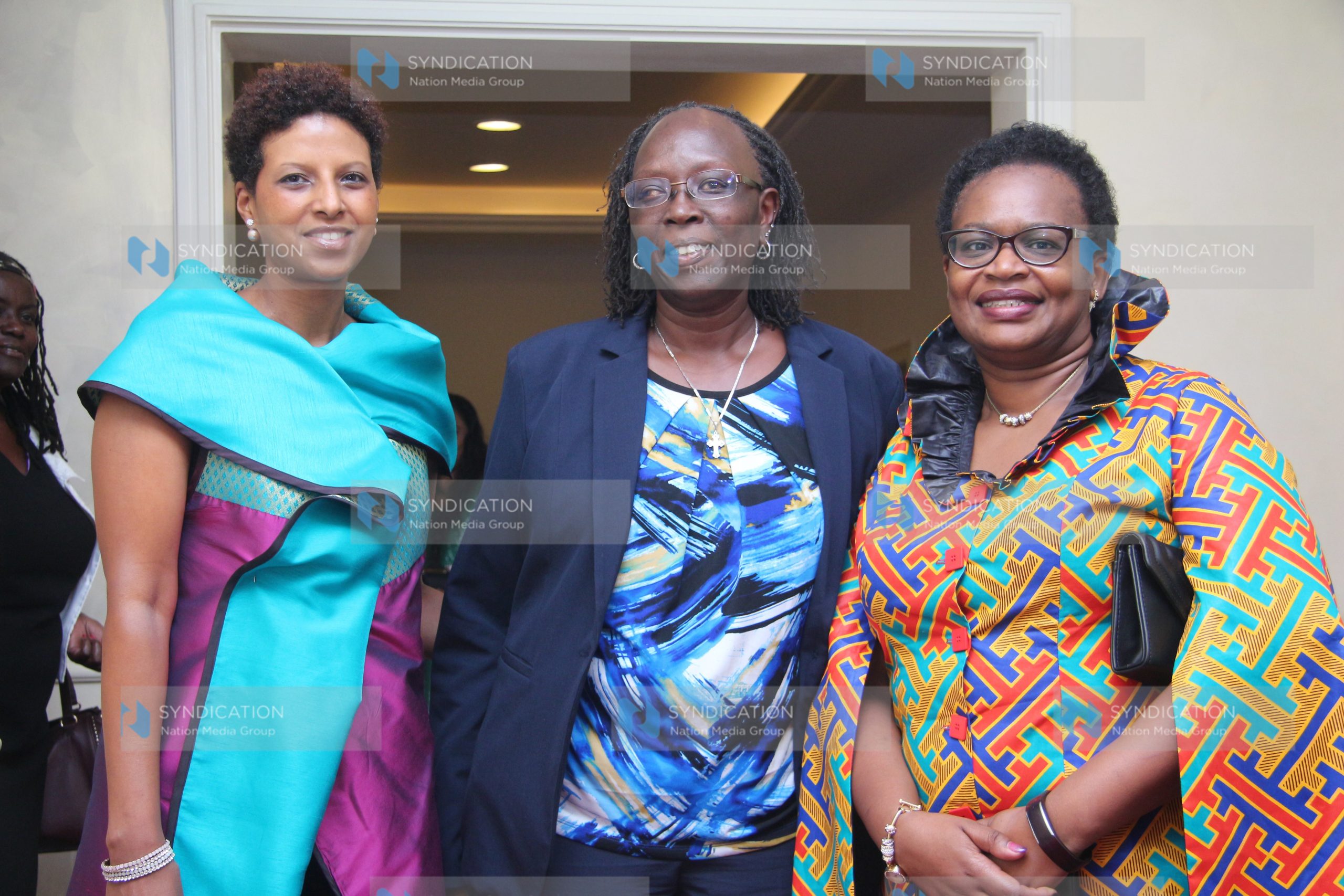 Women manufacturing gala dinner