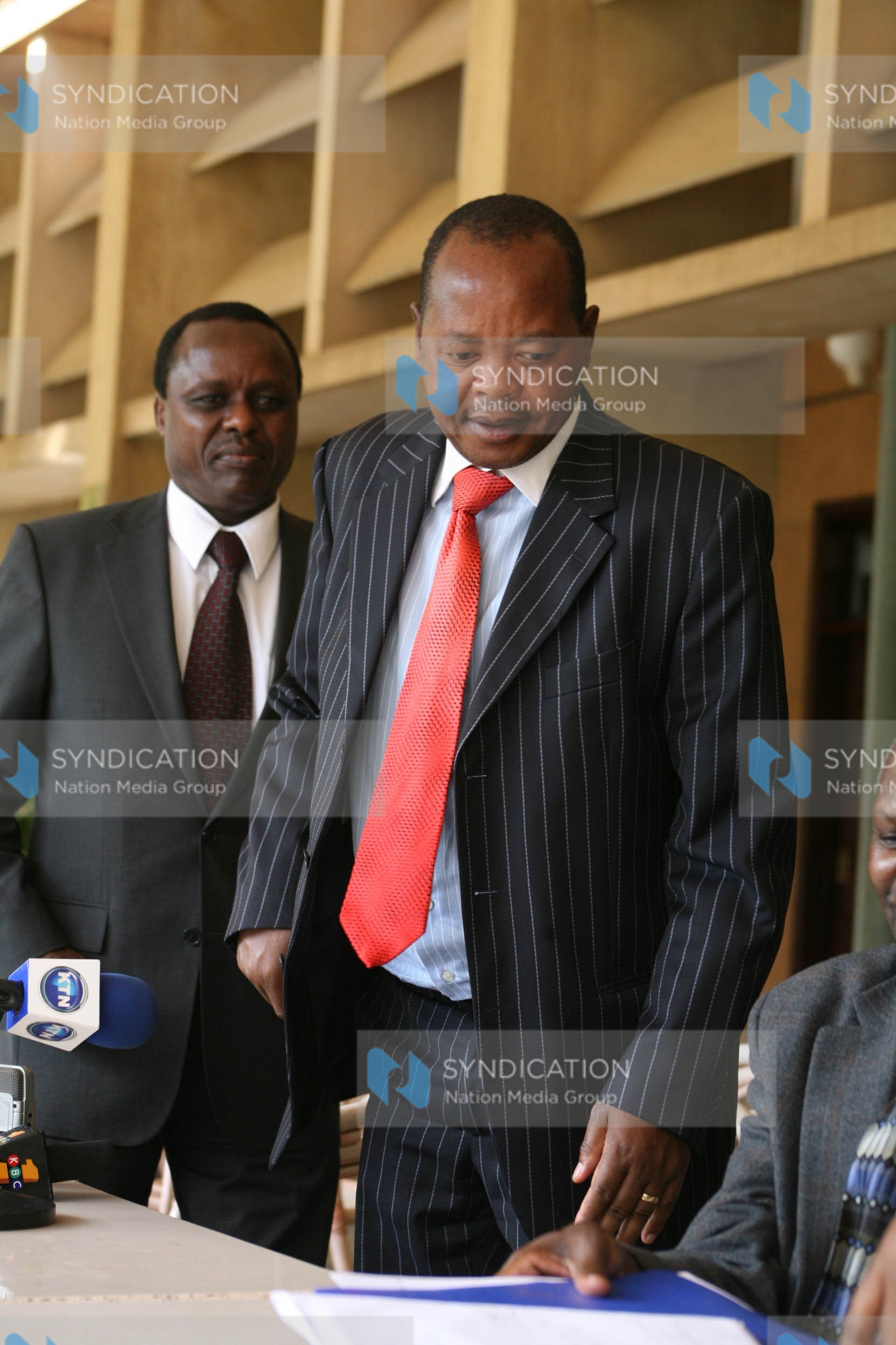 Central Kenya Parliamentary Group Chairman Ephraim Maina and Treasurer Lenny Kivuti (left) after addressing a media briefing