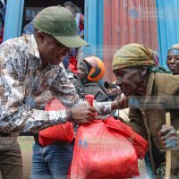 Molo MP Kuria Kimani gives Christmas foodstuffs to residents at Elburgo