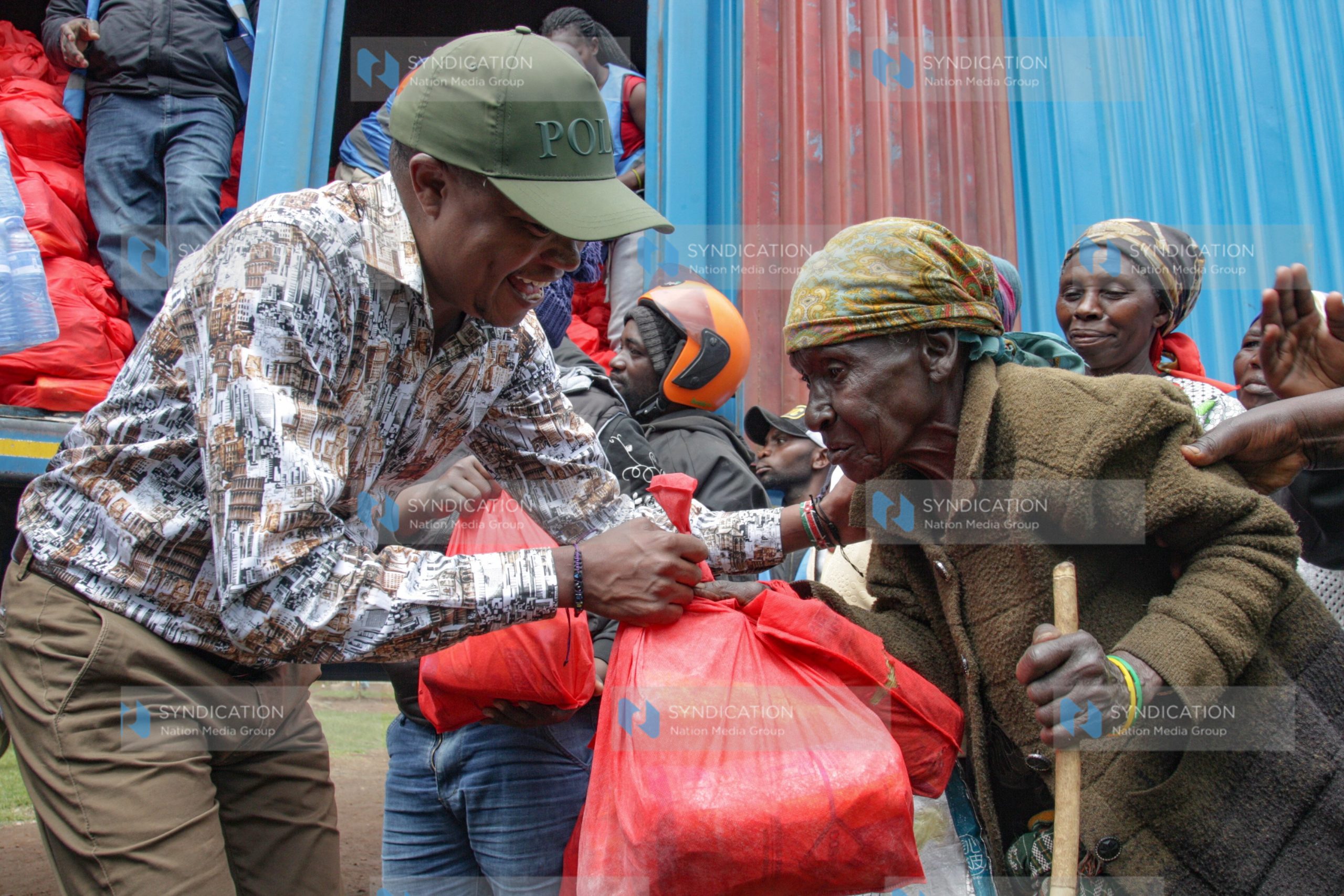 Molo MP Kuria Kimani gives Christmas foodstuffs to residents at Elburgo