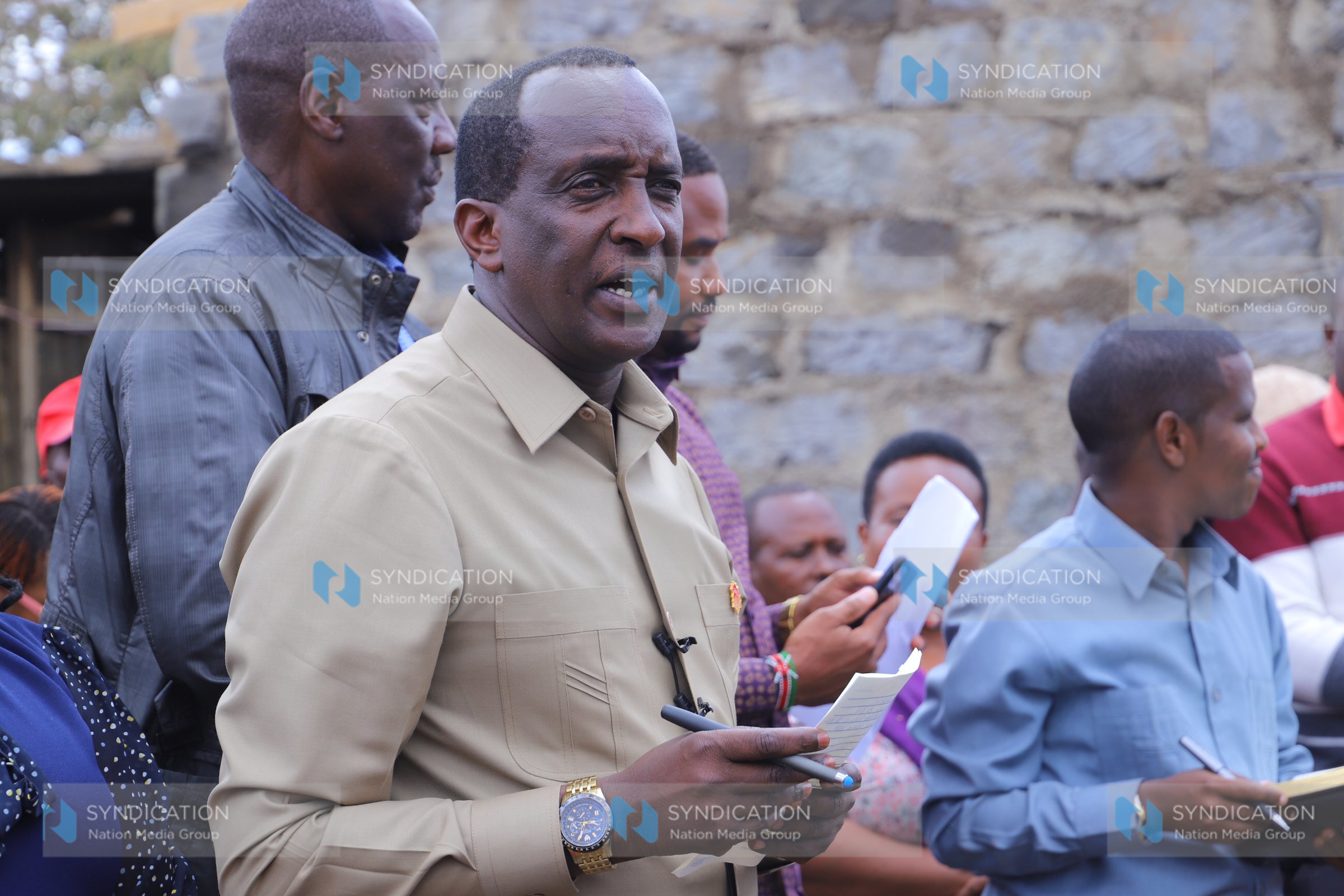 Narok Governor Mr. Patrick Ntutu addressing residents of Majengo estate