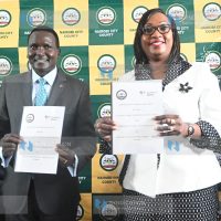 the National Olympic Committee of Kenya, Paul Tergat with Nairobi Acting Governor Anne Kananu