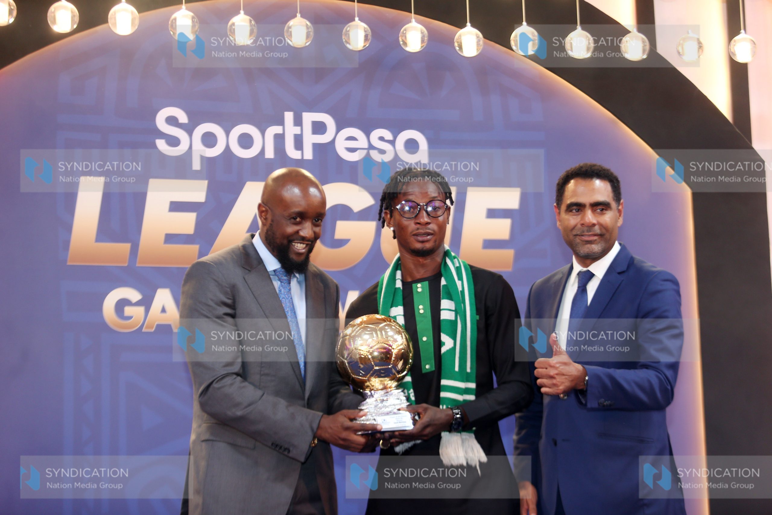 Sportpesa CEO Ronald Karauri (left) with FKF president Mohammed Hussein