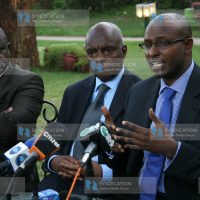 Wajir Governor Ahmed Abdullahi (right), flanked by colleagues Kivutha Kibwana (Makueni)