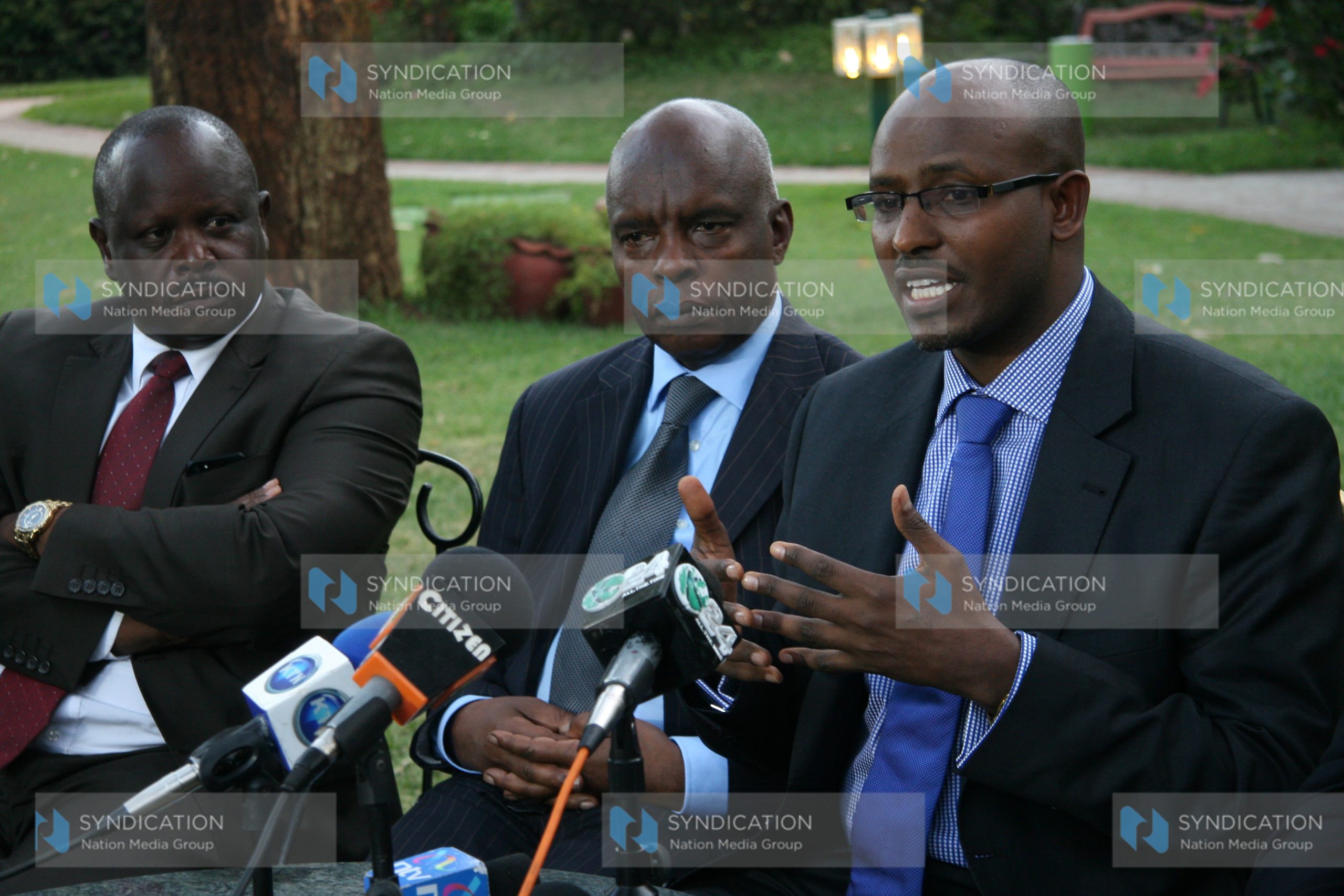 Wajir Governor Ahmed Abdullahi (right), flanked by colleagues Kivutha Kibwana (Makueni)